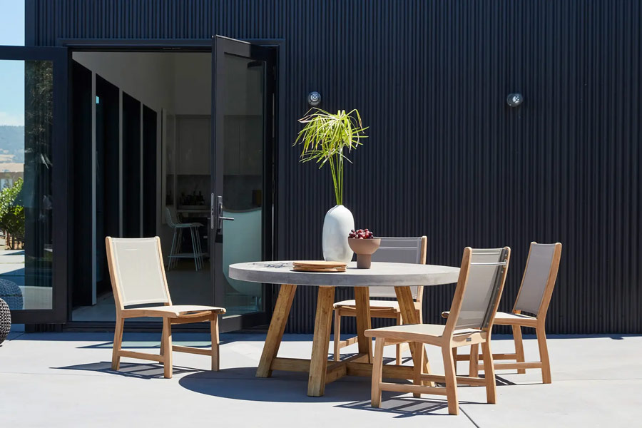 The Bordeaux round outdoor dining table