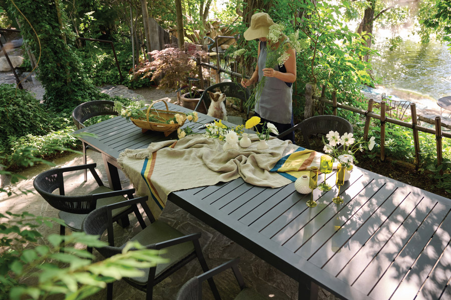 riverside-micro-wedding-setting micro-wedding table setting alongside peaceful river