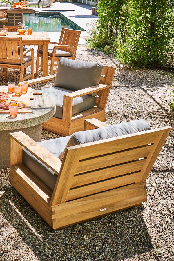 mortise and tenor joinery visible in teak outdoor furniture as a sign of craftsmanship